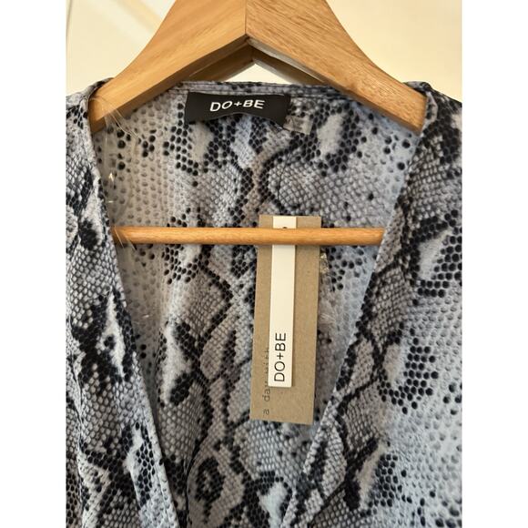 Do + Be Snake Print Crop Blouse Long Sleeve Top M - Picture 3 of 5